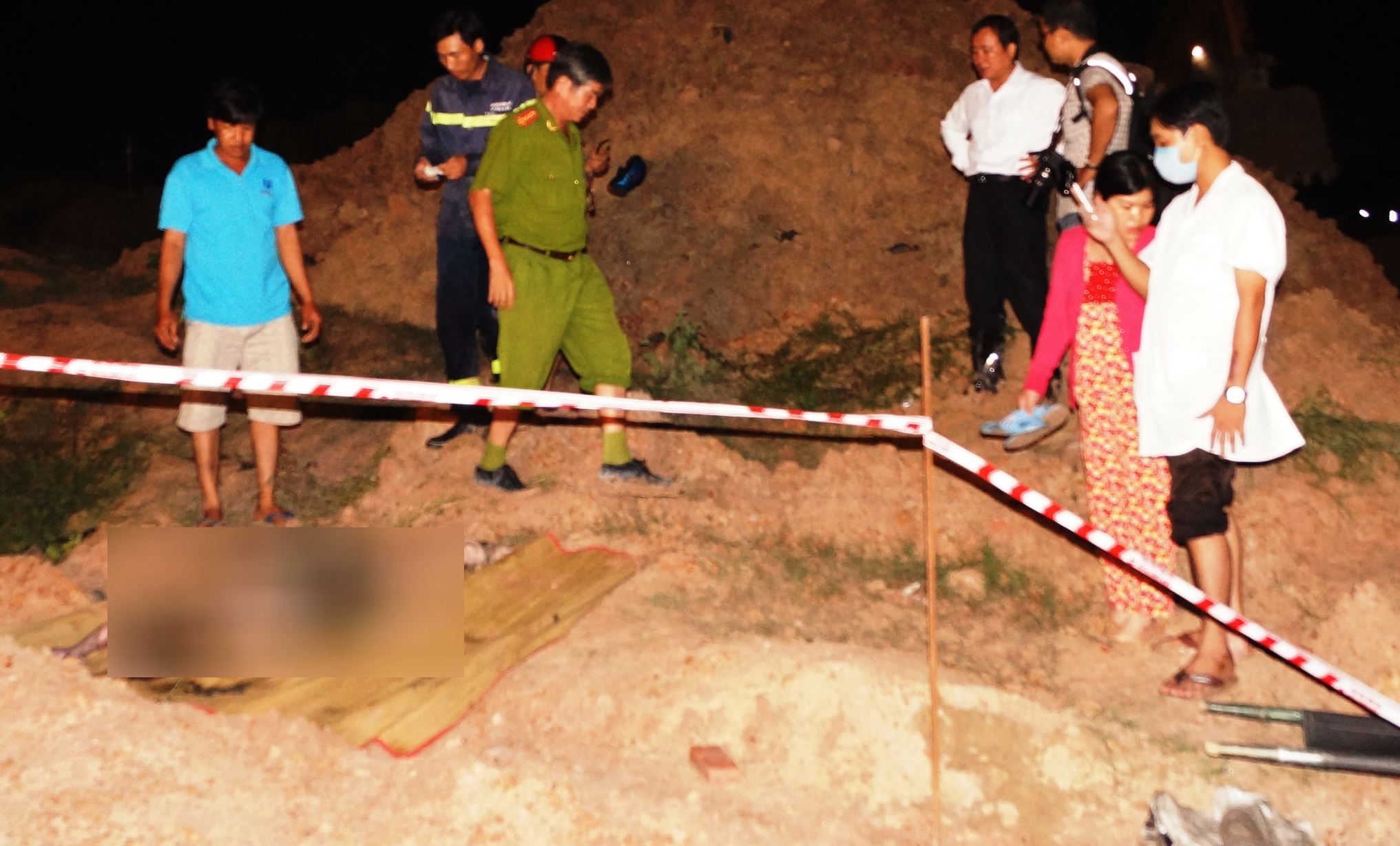 Thi thể bé Tỷ được đưa lên bờ. Ảnh: H.Thu