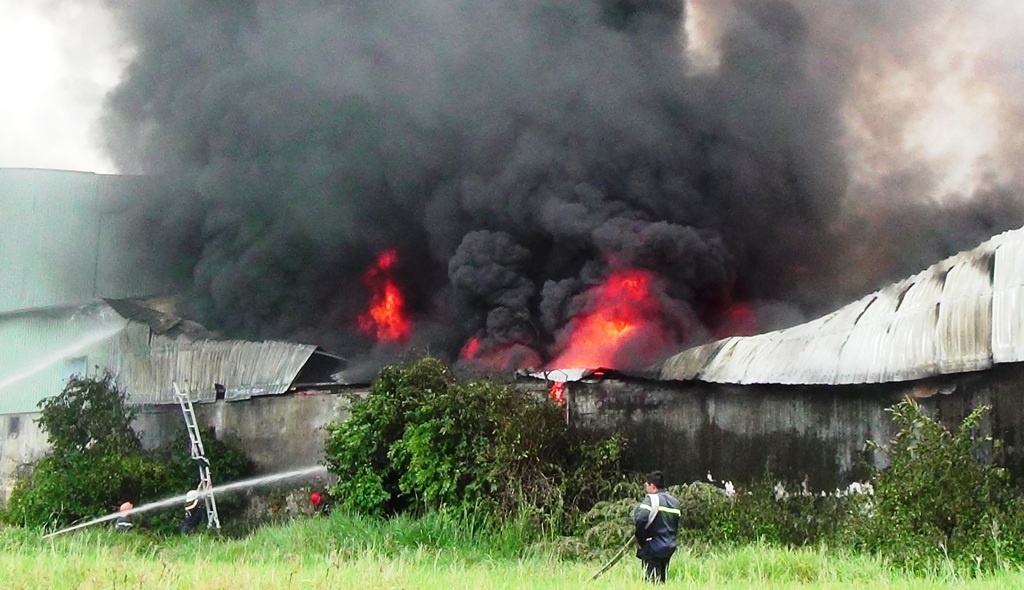 Lua boc len bao trum nha xuong sau tieng no lon hinh anh