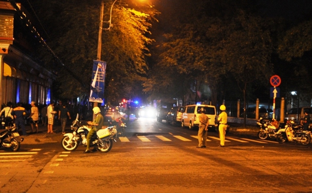 Đường Phùng Khắc Khoan qua khu vực lãnh sự quán Indonesia bốc cháy bị phong toả.