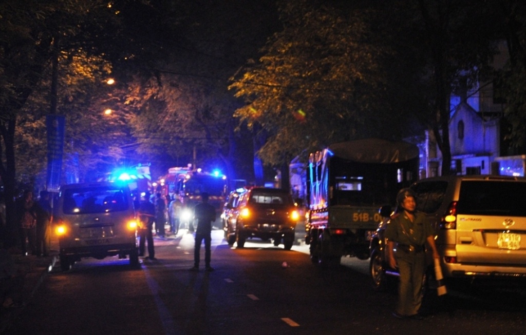 Lanh su quan Indonesia boc chay, nguoi dan so tan trong dem hinh anh