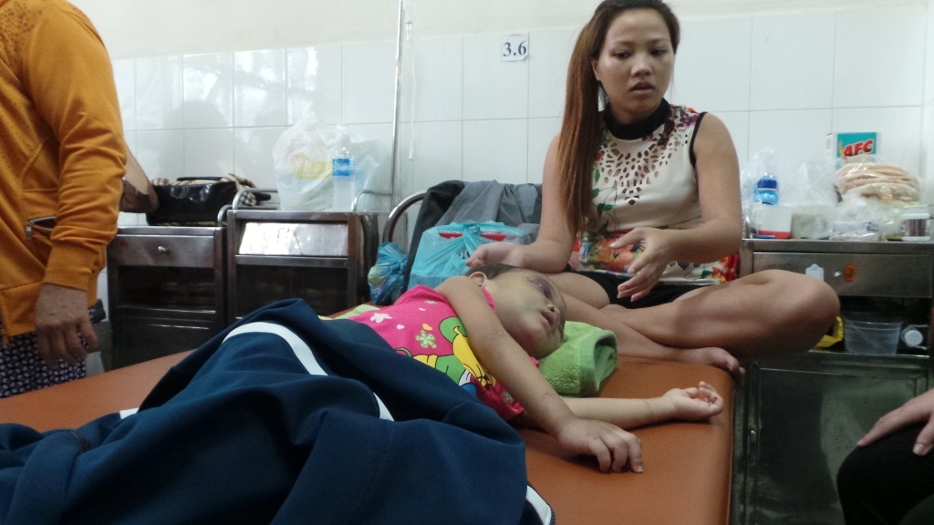 Chị Nhàn là người giải cứu và túc trực bên giường bệnh bé Ngân suốt những ngày qua.