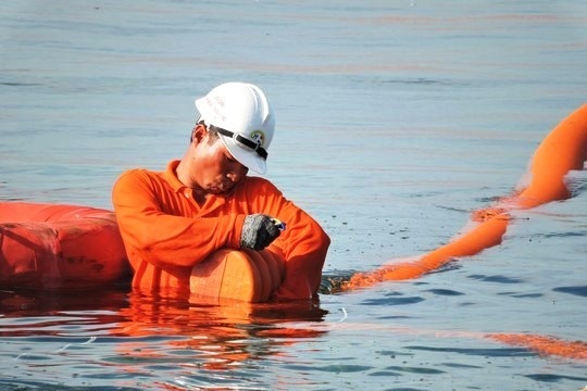 Dau noi thanh cong cap ngam xuyen bien voi tram bo Ly Son hinh anh