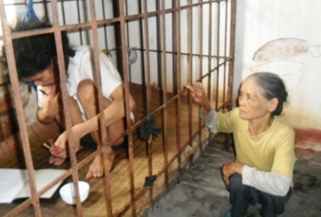 Me gia nuoi con trong cui sat, chong om liet giuong hinh anh