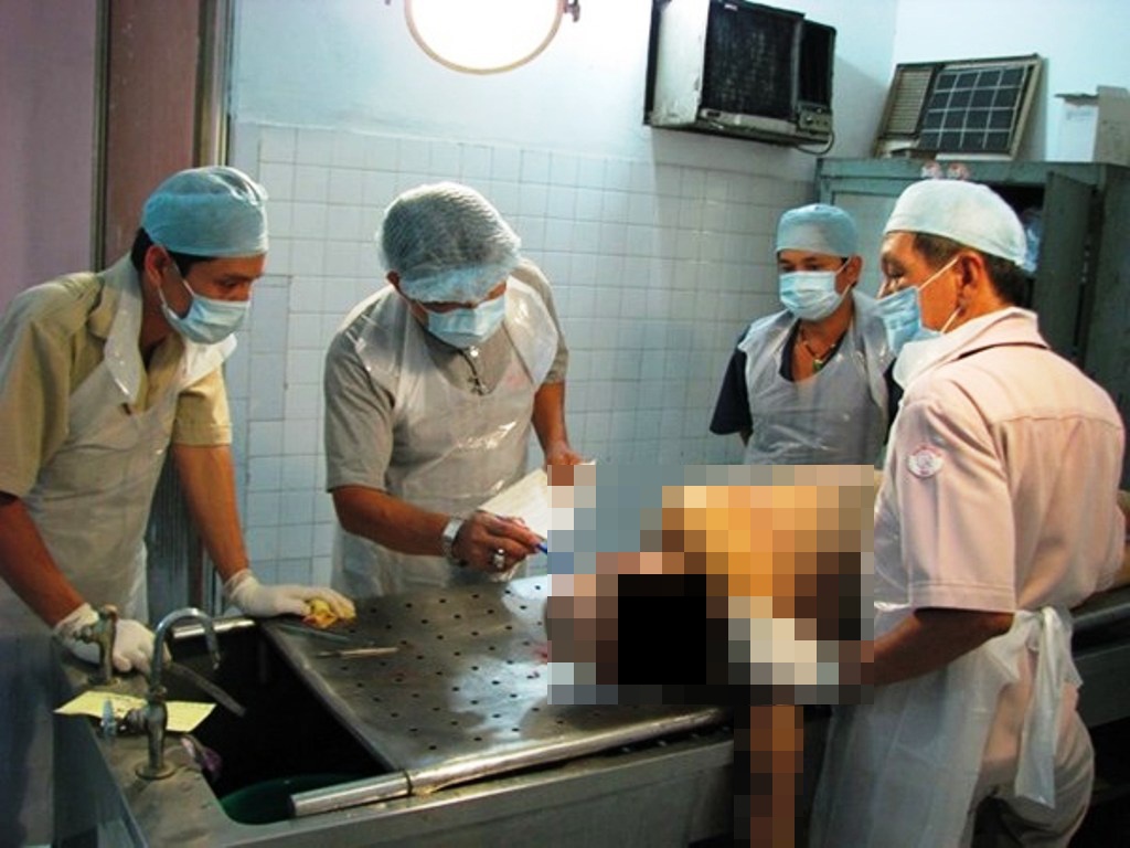 Nhung nguoi bao quan xac chet hinh anh