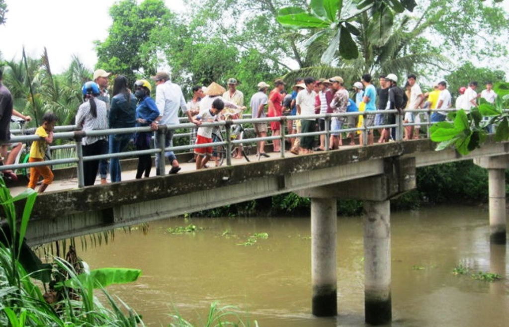 Phat hien xac nam thanh nien tren song hinh anh