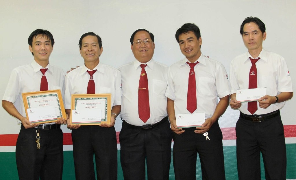 Tai xe taxi tra lai dien thoai Vertu gia 129 trieu cho khach hinh anh