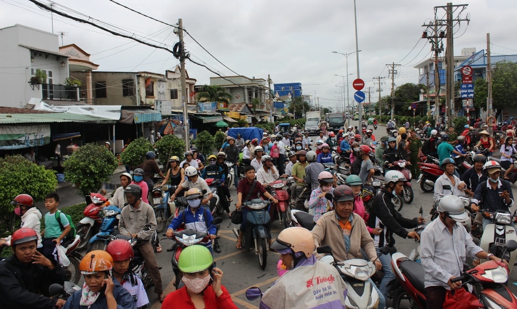Phà Cát Lái bị ngưng hoạt động, hàng ngàn người bị ùn ứ trước khu vực bán vé của phà.