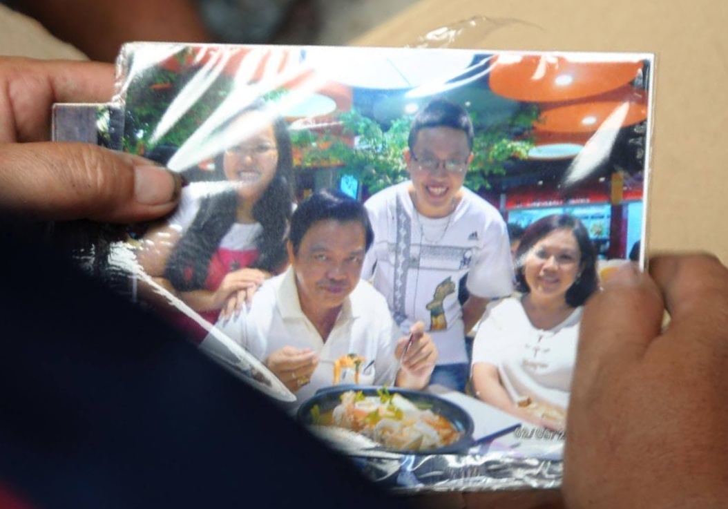 Dang rao ban nha mo tim cho con, ca gia dinh chet chay hinh anh