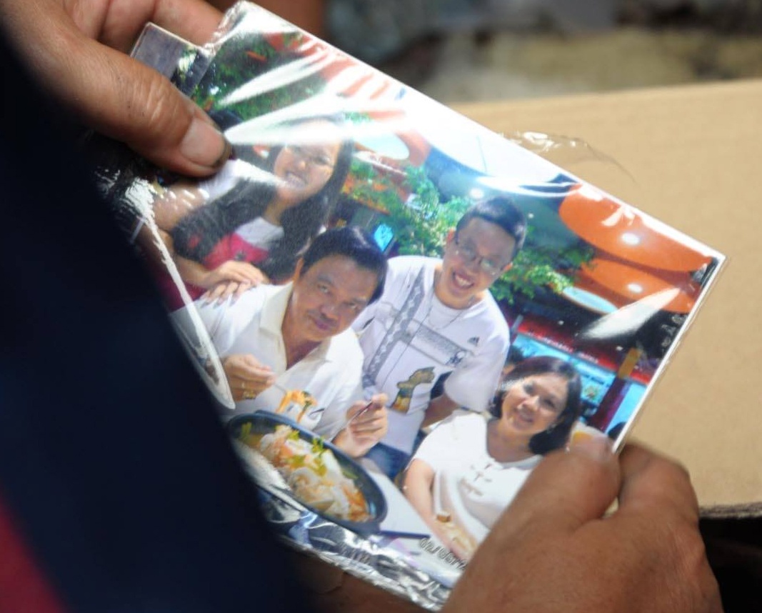 Tấm ảnh của gia đình cháy dở dang. Ảnh: Nguyễn Quang.