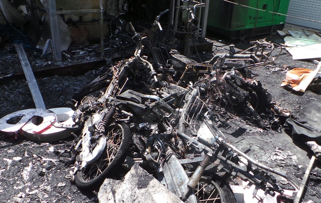 Hoa hoan o Sai Gon, xe may va buong ATM bi thieu rui hinh anh