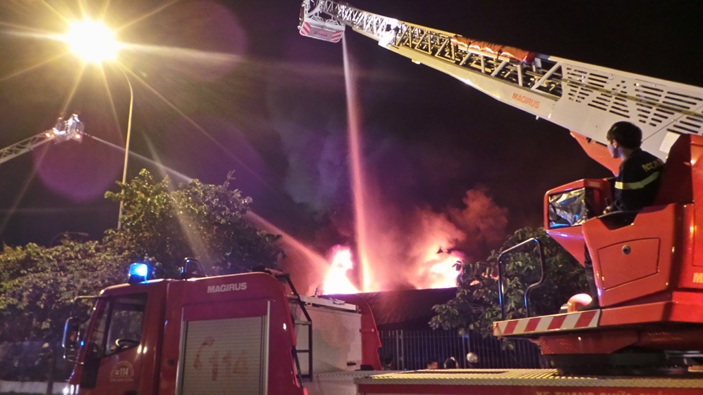 Lực lượng PCCC Bình Dương nhanh chóng có mặt và được sự hỗ trợ của Đồng Nai và TP.HCM liên tục chiến đấu với “bà hoả” trong nhiều giờ liền để ngăn hoả hoạn lan sang các công ty khác và dập tắt đám cháy.