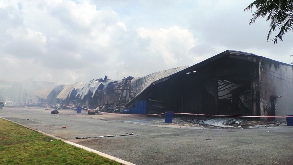 Đến khoảng 3h rạng sáng 19/9, lực lượng PCCC đã khống chế và cơ bản dập tắt được vụ hoả hoạn tại kho xưởng công ty Sakata Inx. Tuy nhiên khói từ khu vực hoả hoạn vẫn còn bốc ra nhiều nên lực lượng PCCC vẫn túc trực đề phòng đến hơn 11h trưa.