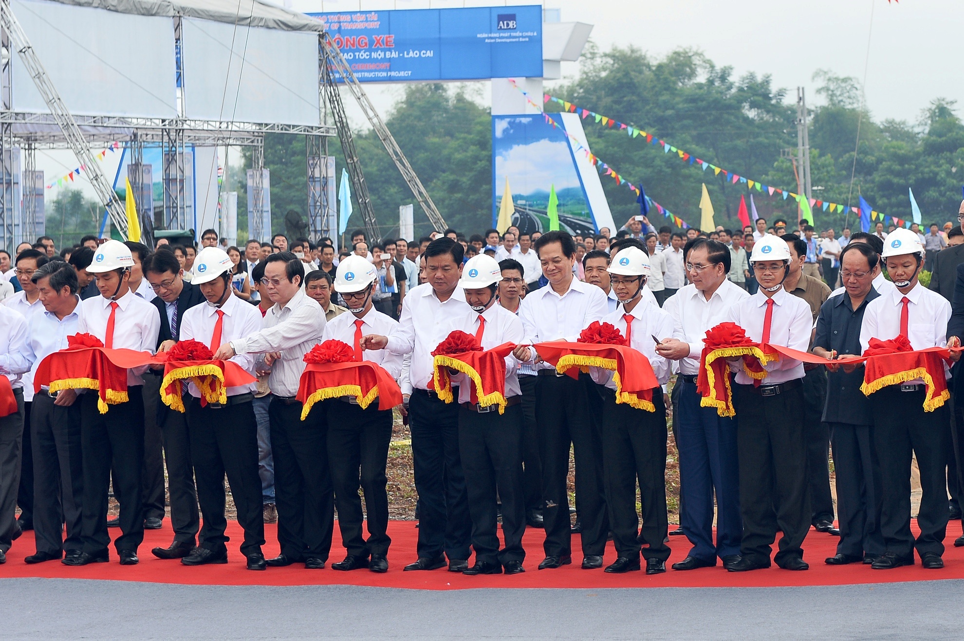Thủ tướng Nguyễn Tấn Dũng cắt băng khánh thành tại buổi lễ thông xe cao tốc Nội Bài - Lào Cai.