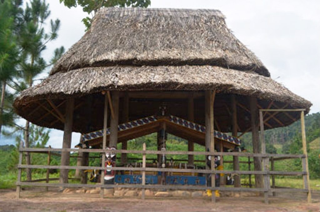 Nhà mồ - nơi để quan tài được xây dựng hoành tráng như nhà của người đang sống.