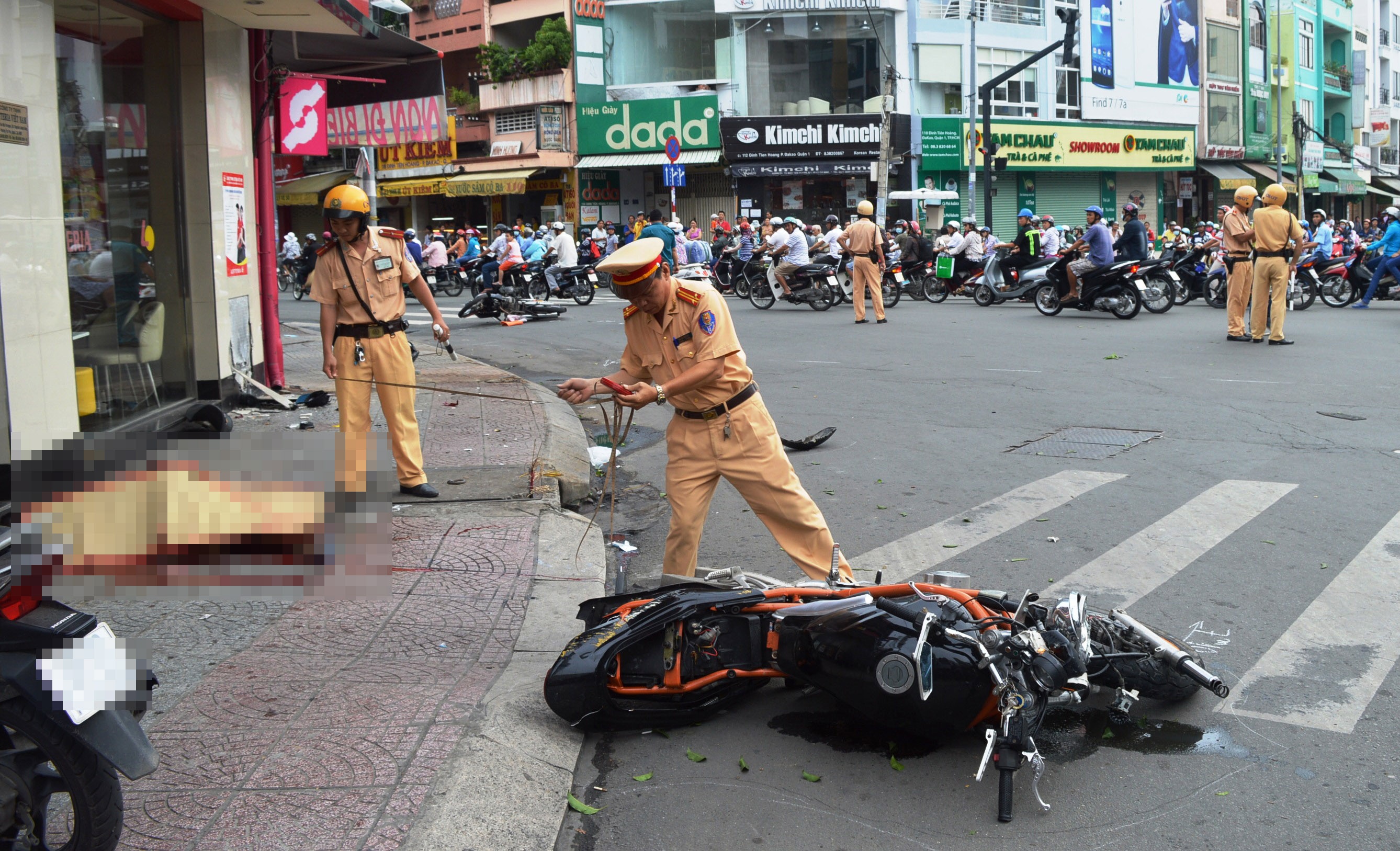 Hiện trường vụ tai nạn người nước ngoài tông vào quán thức ăn nhanh.
