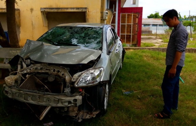 2 xe khach khong dung lai cuu gia dinh bac si tu nan hinh anh