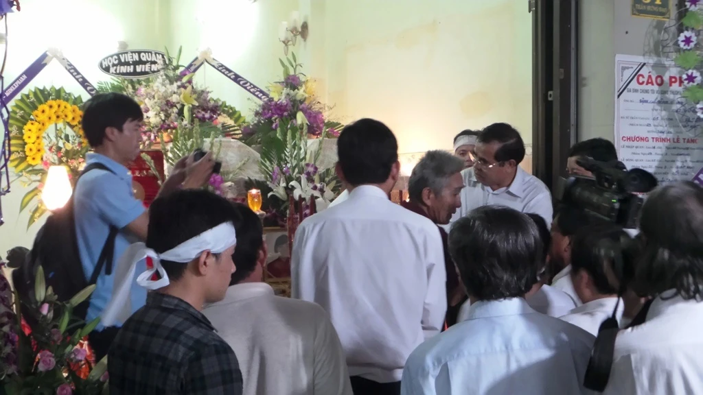 Lãnh đạo tỉnh Long An đến viếng gia đình các nạn nhân.