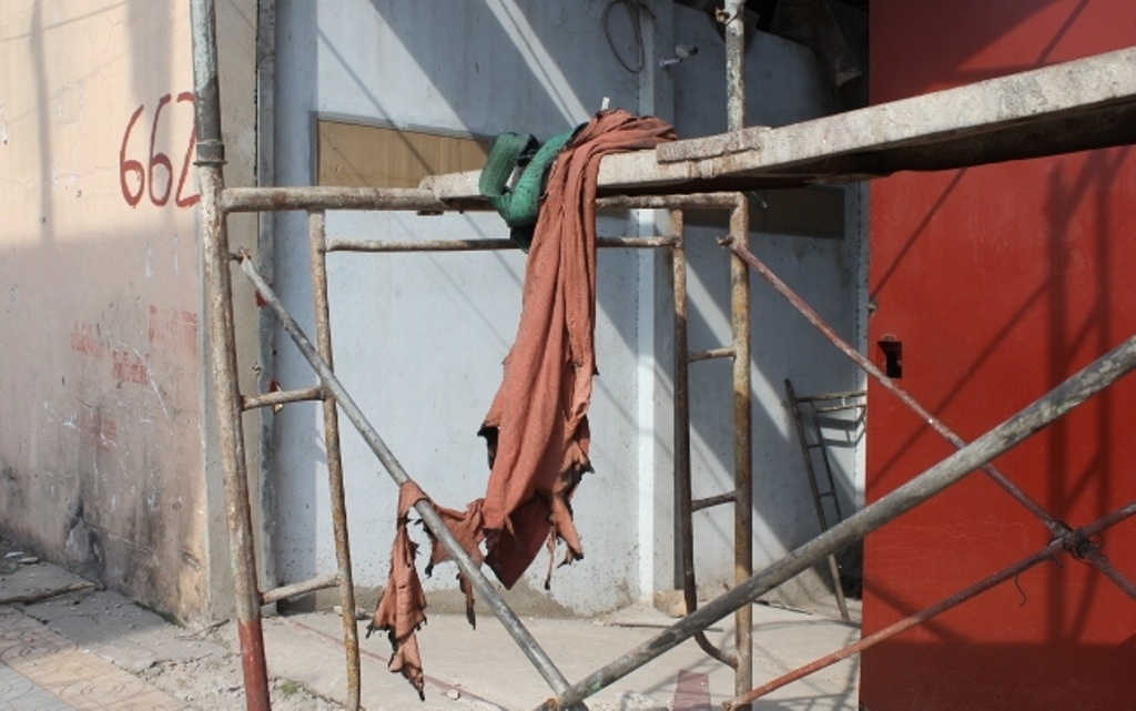 Nguoi dan ong bong boc chay khi dang sua mai ton hinh anh