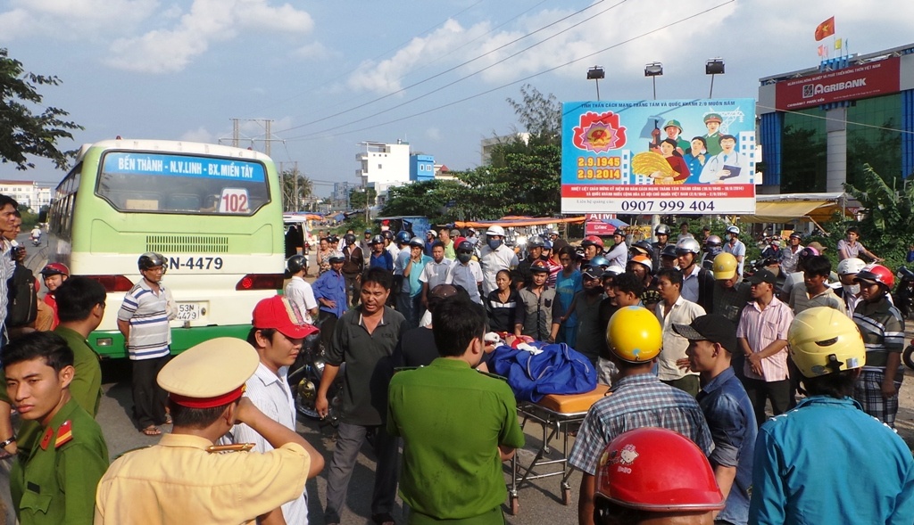 Xe buyt can chet mot nam thanh nien hinh anh