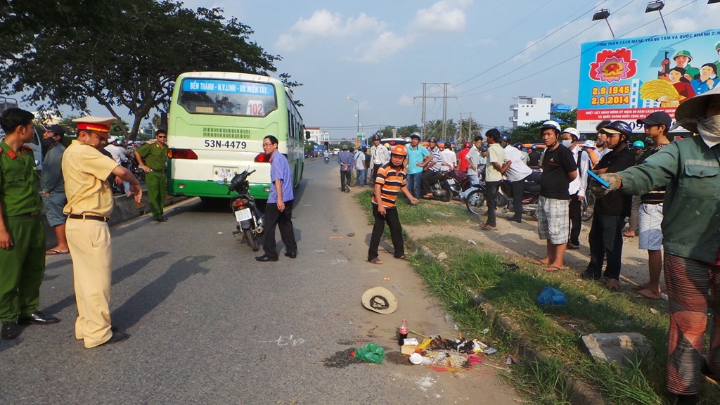 Lực lượng chức năng khám nghiệm hiện trường.