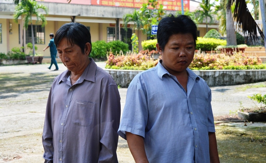 Bat 2 nguoi chuyen trom meo, danh ba cho hinh anh