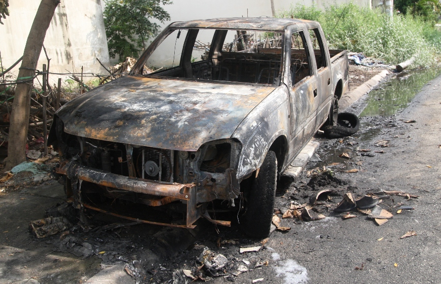 Oto phat no, boc chay trong dem khuya hinh anh