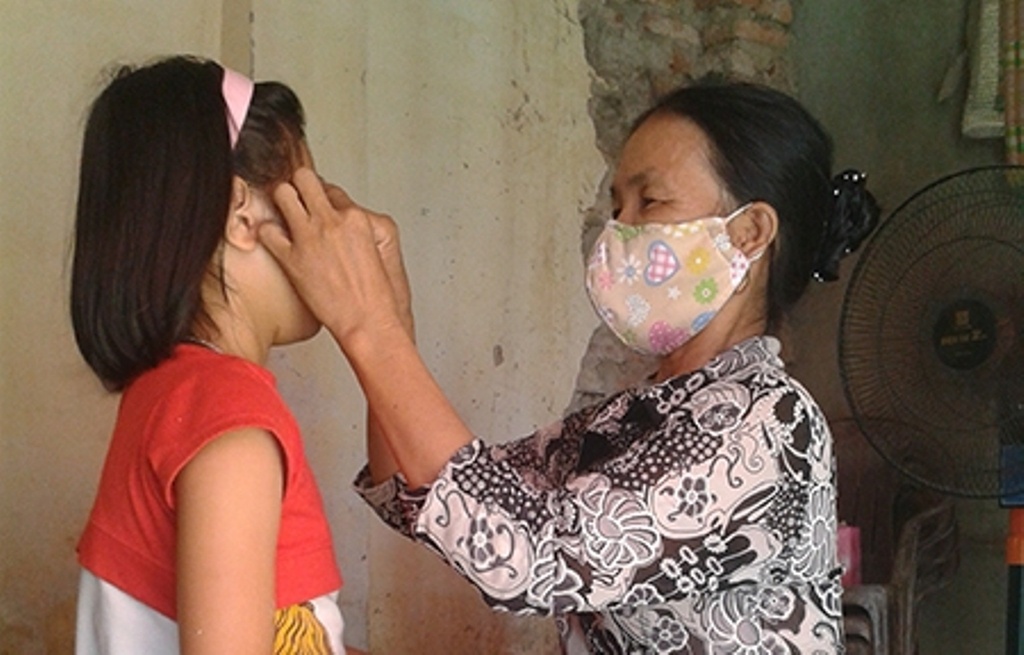 Chieu chua can thi bang cach choc gai vao mat hinh anh