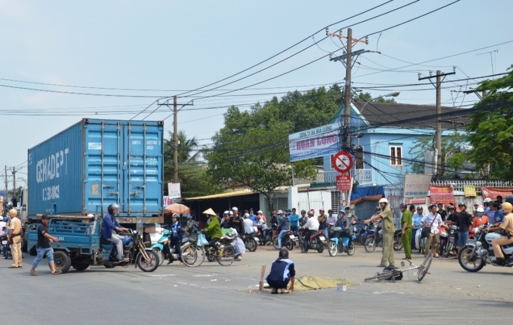 Nu sinh lop 8 bi xe dau keo can chet tren duong di hoc ve hinh anh