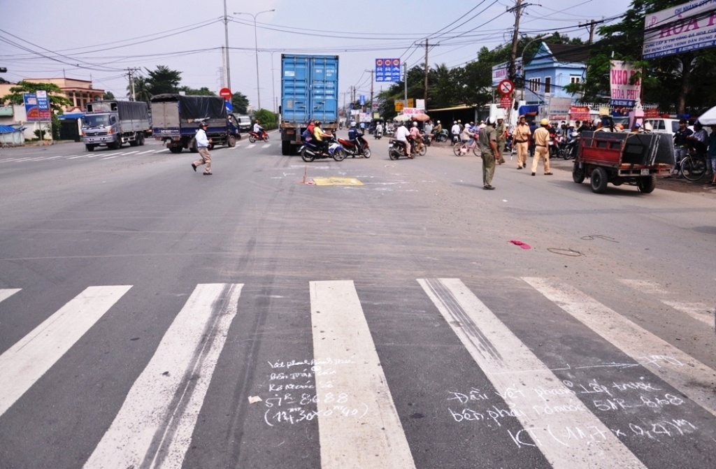 Lực lượng chức năng quận 12 có mặt phong toả hiện trương, điều tiết giao thông và khám nghiệm, điều tra vụ việc. Đến gần 15h, thi thể nữ sinh được di dời khỏi hiện trường.