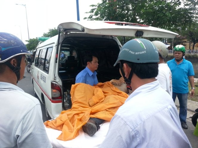 Ten trom khong biet boi nhay kenh Tau Hu chet duoi hinh anh