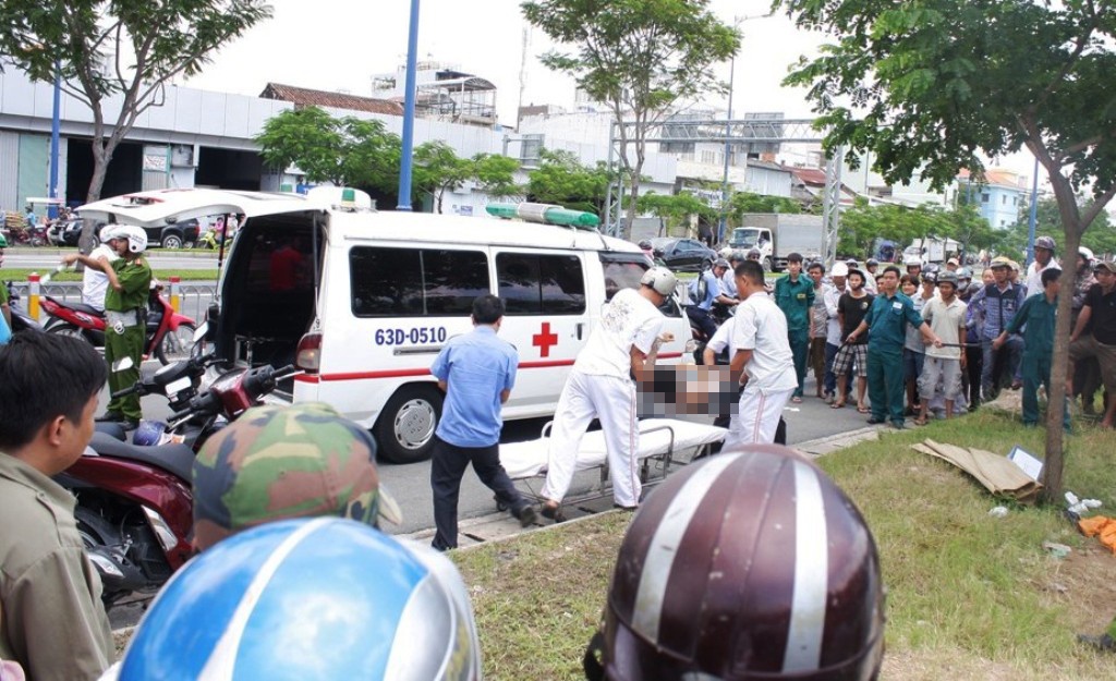 Thi thể nam thanh niên được đưa về bệnh viện.