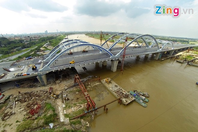 Cau vom thep nghin ty nhin tu tren cao hinh anh