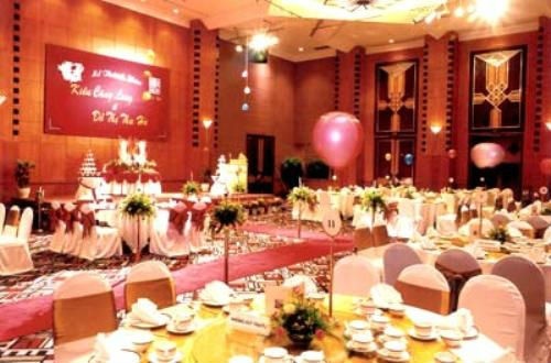 Ca Mau cam loi dung chuc vu de moi khach du tiec cuoi hinh anh