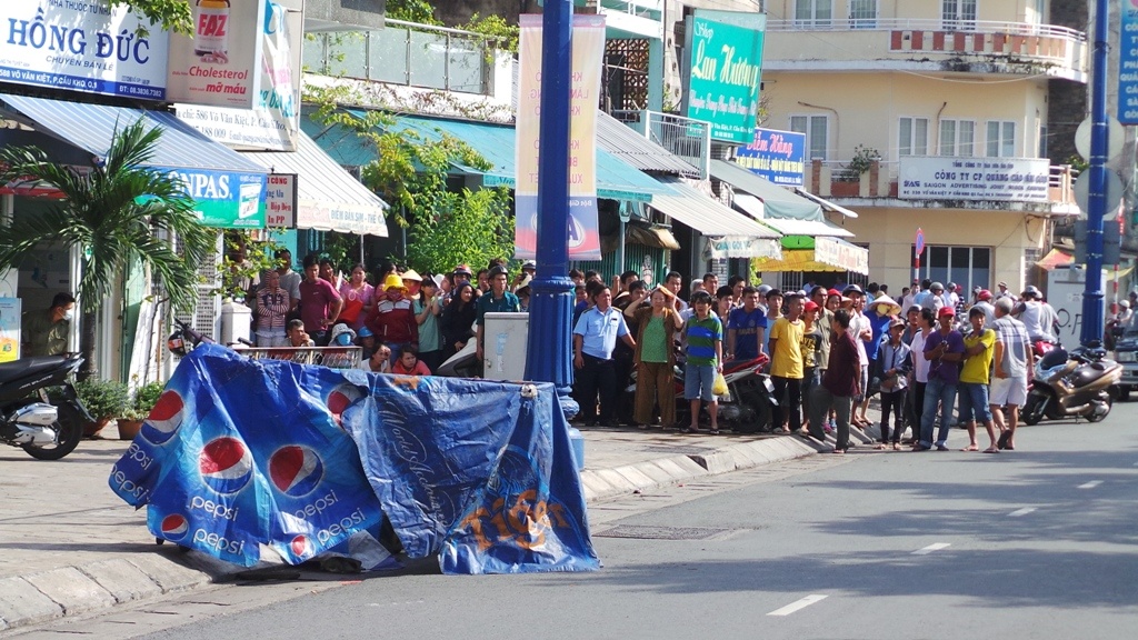 Nguoi dan ke lai thoi diem phat hien thi the bi chat hinh anh