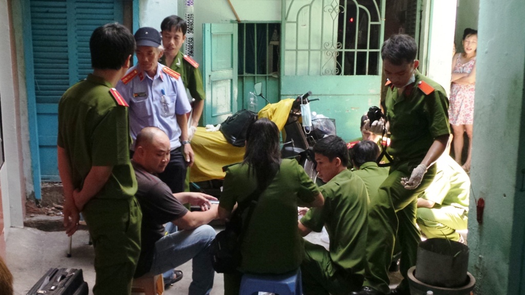 Công an khám nghiệm căn nhà nơi Tuấn sát hại và chặt thi thể chị Hạnh.