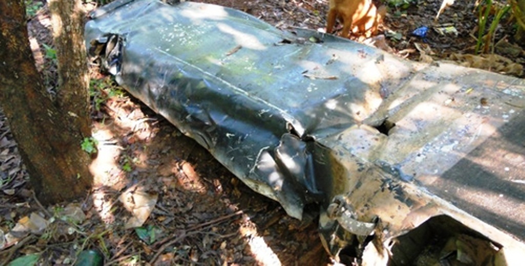 Một mảnh lớn kim loại nghi là cánh máy bay.