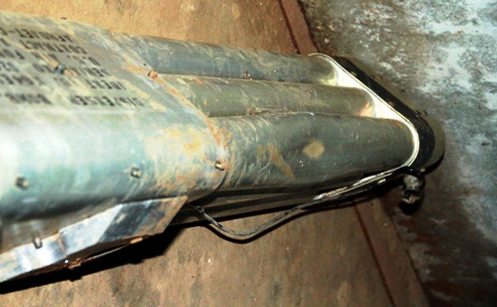 Tim nguoi chet duoi, phat hien xac may bay hinh anh