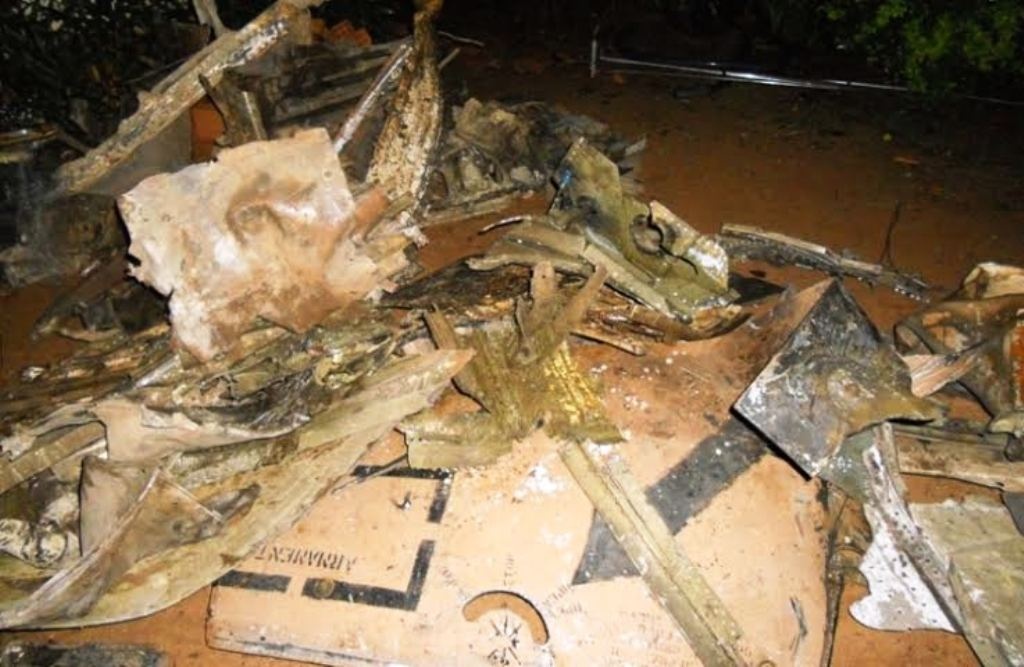 Một đống kim loại người dân vớt được dưới nước lên, nghi xác máy bay.