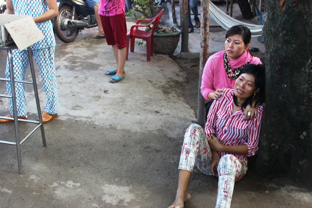 Mẹ bé Chuẩn đau đớn bên cạnh hiện trường khi vụ tai nạn cướp đi sinh mạng đứa con trai đầu lòng.