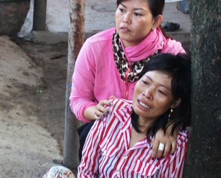 Me khoc ngat ben thi the con trai 12 tuoi bi xe tai can hinh anh