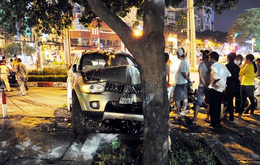 Bi danh toi tap khi cap cuu nan nhan vu tai nan hinh anh