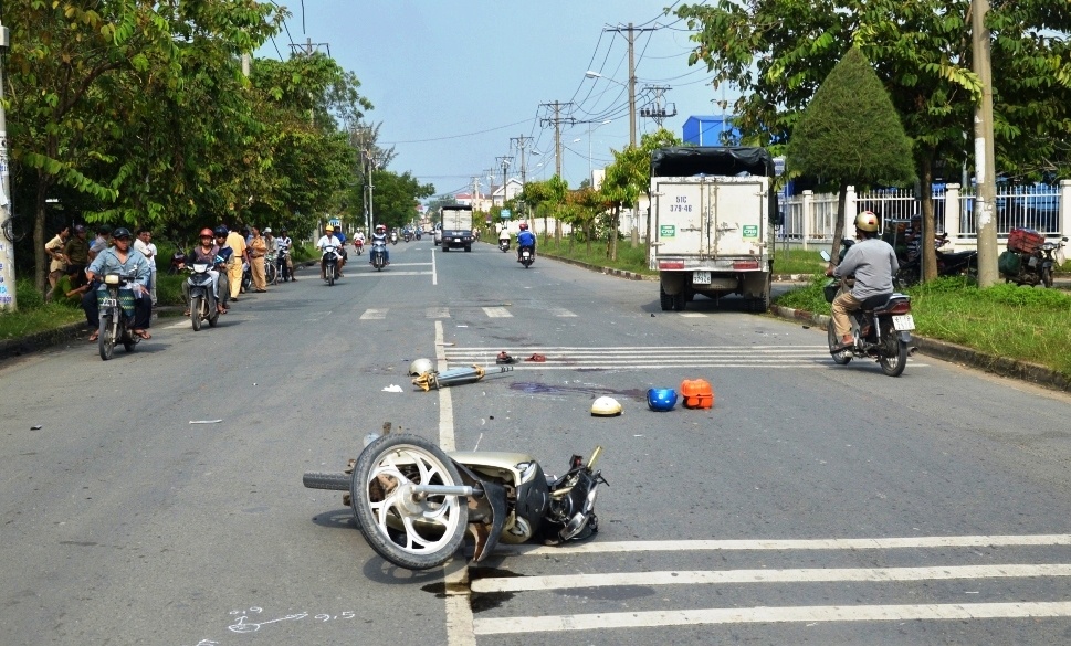 Dau dau xe tai, hai nguoi di xe may tu vong hinh anh