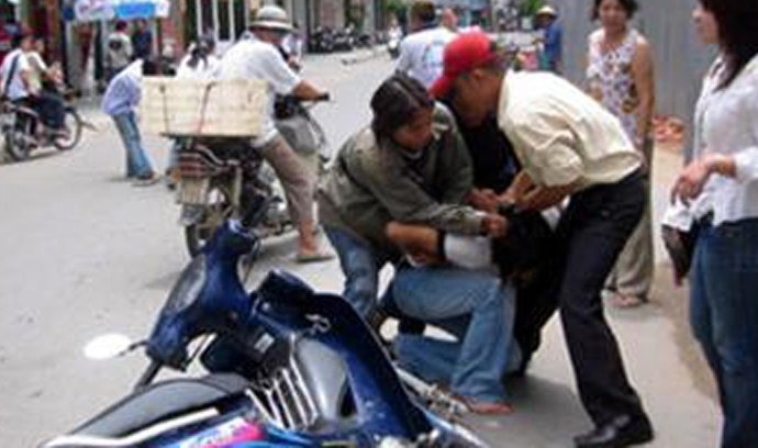 2 co gai ban giay via he danh toi tap ten cuop o Sai Gon hinh anh