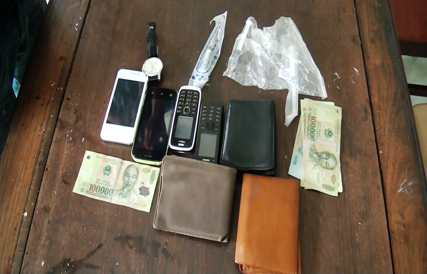 Ống kim tiêm Chung dùng đi cướp và tài sản của các nạn nhân.