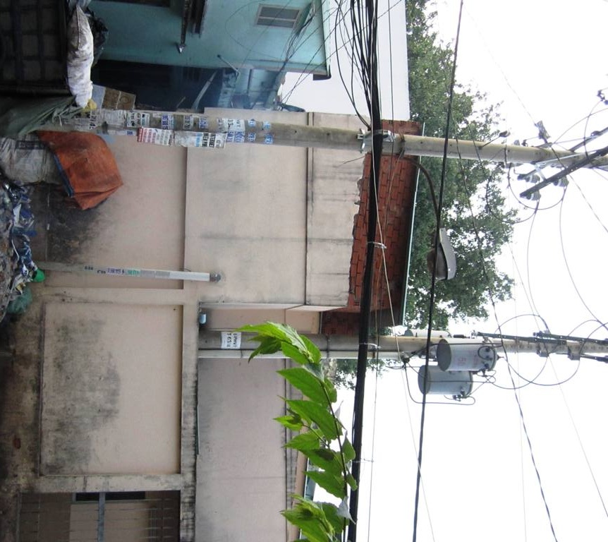 Khu vực nam công nhân xây dựng bị điện giật rơi xuống đất tử vong.