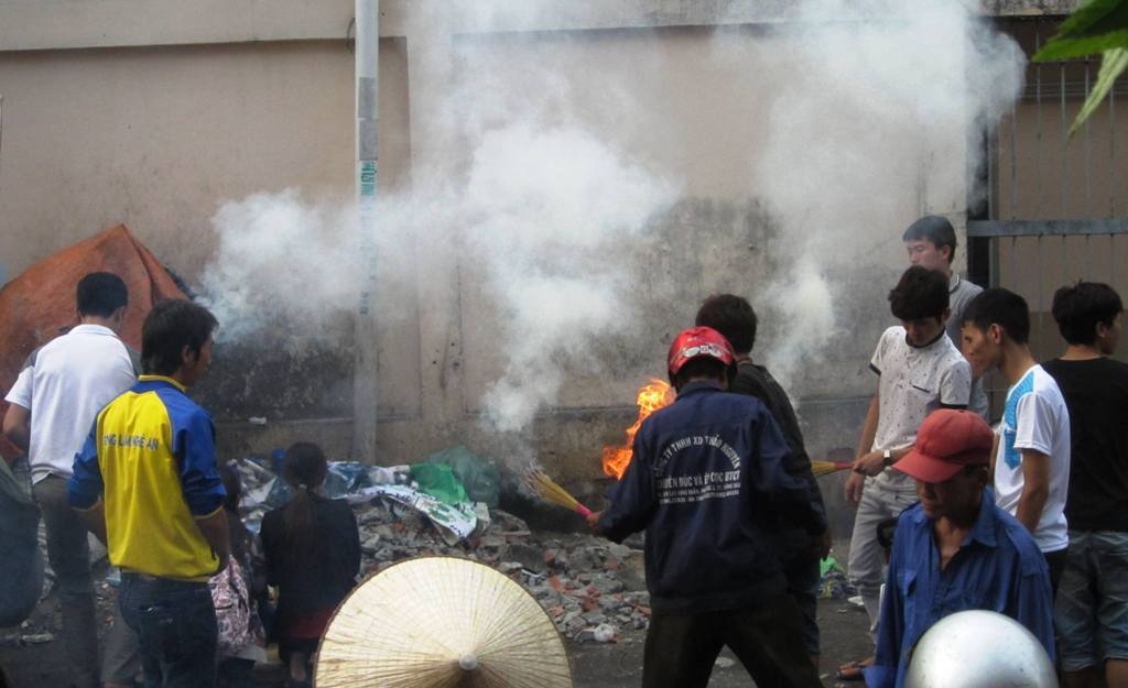 Tho ho bi dien giat roi tu mai ton cao 4 met hinh anh