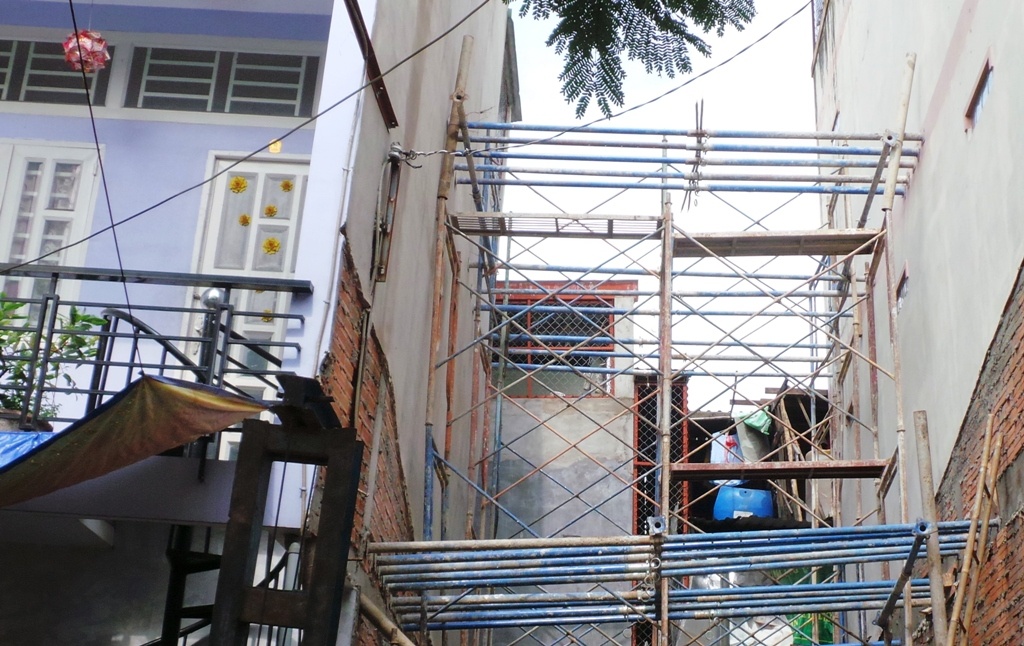 Hien truong nha 3 tang nghieng nua met, cho sap o Sai Gon hinh anh