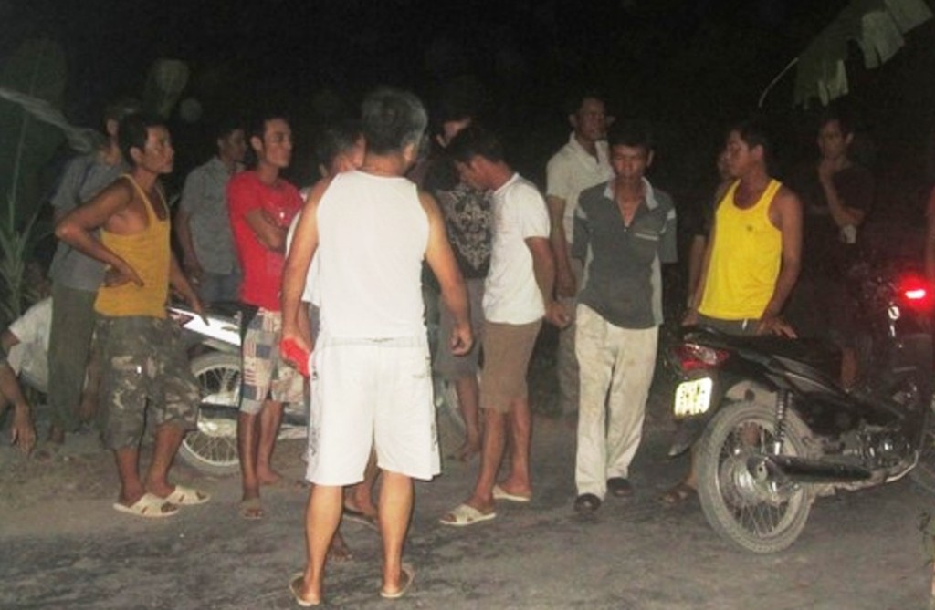 Hàng xóm bàng hoàng khi hay tin dữ ông Trần Văn Thức tử vong ở ao nhà ông Trương Văn Cường.