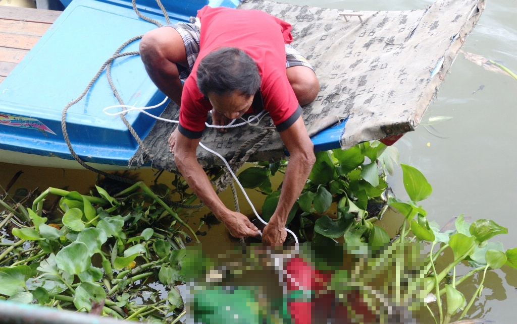 Thi the co gai deo tui xach noi tren song Sai Gon hinh anh