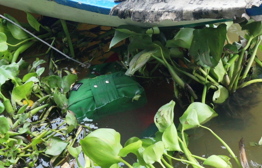 Túi xách thi thể nữ đeo bên mình vào thời điểm được phát hiện.